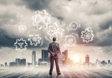 Modern şehre bakan ve vites düzeneği çizen işadamlarının arka planı