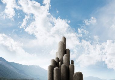 Açık havada, arka planda güzel manzaralı yüksek ve büyük taş sütunların görüntüsü. Duvar kağıdı, telif alanı olan arkaplan.