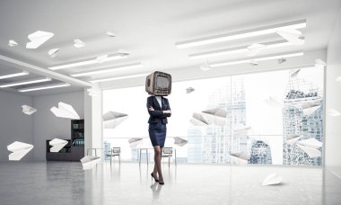 Kağıt uçaklar ofis binası içinde uçan arasında duran iş kadını kıyafetli kafa silah tutmak yerine eski bir Tv ile geçti. 3D render.