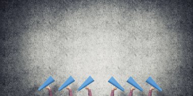 Bir kadının kâğıt borazanla anons yapması.