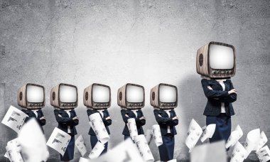 Boş oda ile gri duvar kağıtları arka plan üzerinde uçan arasında üst üste duran iş kadınlar başlarını silah tutmak yerine eski Tv ile takım elbiseli geçti.