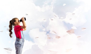 Gökyüzü arka plan hakkında geleceği görmenin karşı tulum, küçük şirin kız