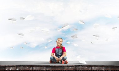 Çatı inşaat ve kamera seyir üzerinde oturan sevimli kız