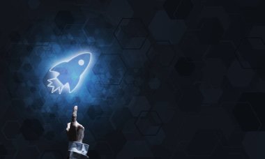 Koyu arkaplandaki ışık roketini gösteren insanlar