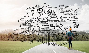 Açık havada mühendis kadının arka planı ve ekrana konsept çizimi