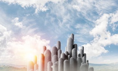 Açık havada, arka planda güzel manzaralı yüksek ve büyük taş sütunların görüntüsü. Duvar kağıdı, telif alanı olan arkaplan.