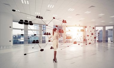 Şık iş kadını modern ofis cep telefonu ve sosyal bağlantı kavramı konuşuyor. Karışık teknik