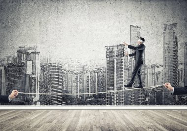 İp üzerinde yürüyen gözleri olan bir iş adamı.