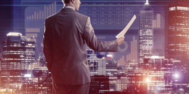 Sanal panel arayüzüne karşı iş adamının arka görünümü belgeleri elinde tutuyor