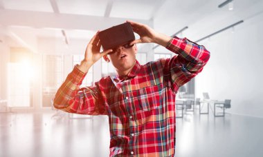 Sanal gerçeklik kulaklık veya 3d gözlük odasında oyun oynama ile genç adam
