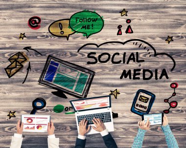 Ellerinde cihazlar bulunan üç kişilik bir grup iletişim ve ağ oluşturma sembolü olarak birlikte çalışıyor.