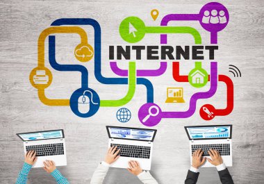 Ellerinde cihazlar bulunan üç kişilik bir grup iletişim ve ağ oluşturma sembolü olarak birlikte çalışıyor.