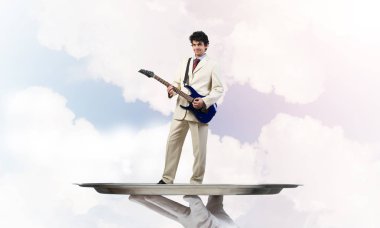 Gitar çalan garsonun eli sunar.