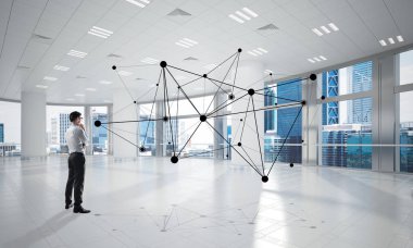 Modern ofis içi ve sosyal bağlantı kavramındaki zarif iş adamı. Karışık ortam