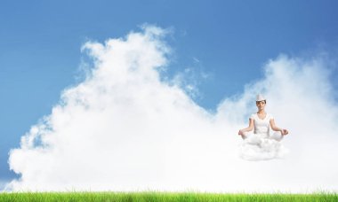 Genç kadın gözleri kapalı ve arka plan üzerinde parlak ve güzel manzara ile havada bulut üzerinde meditasyon sırasında konsantre seyir tutmak.