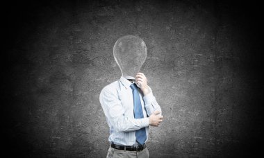 Beton arka planda lamba başlıklı düşünceli iş adamı