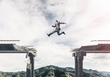 Kocaman bir boşluk içinde beton köprü üstünden atlayarak zorlukların üstesinden sembolü olarak iş adamı. Hava ve doğa arka planda görüntüleyin. 3D render.