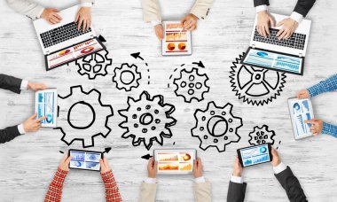 Ellerinde cihazlar bulunan bir grup insan, iletişim ve ağın sembolü olarak birlikte çalışıyor.