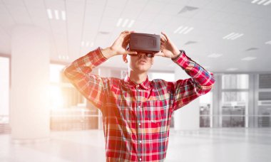 Sanal gerçeklik kulaklık veya 3d gözlük odasında oyun oynama ile genç adam