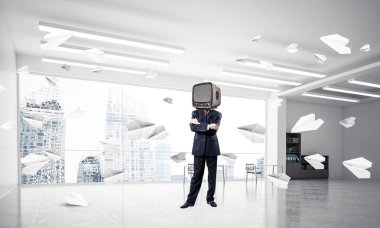 İş başına silah tutmak yerine eski bir Tv ile takım elbiseli adamı dururken kağıt uçaklar ofis binası içinde uçan arasında geçti. 3D render.