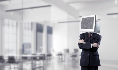 Takım monitör ofis binası içinde dururken geçti silah tutmak baş yerine ile işadamı resim kırpılmış.