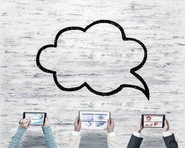 Ellerinde cihazlar bulunan bir grup insan, iletişim ve ağın sembolü olarak birlikte çalışıyor.