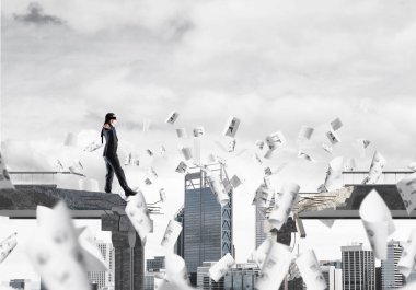 Kağıtları kocaman bir boşluk ile beton köprü üzerinde gizli tehditler ve riskler sembolü olarak uçan arasında blindfolded yürüyüş iş adamı. Cityscape görünümü arka plan üzerinde. 3D render.