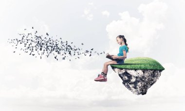 Gökyüzü adasında yüzen tatlı gülümseyen genç kız kitap okuyor.