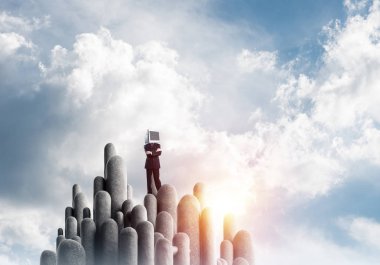 İşadamı kafasına silah tutmak yerine İzleyicisi ile takım elbiseli güzel manzara ile taş sütunlar tepesinde dururken arka plan üzerinde çarpı işareti.