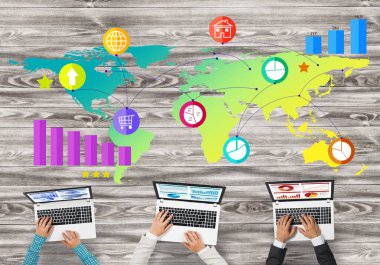 Ellerinde cihazlar bulunan üç kişilik bir grup iletişim ve ağ oluşturma sembolü olarak birlikte çalışıyor.