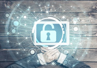 Tabletle ahşap masada oturan iş kadınının en iyi görüntüsü.