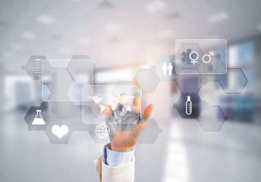 Kadın eli tıp konseptiyle medya ekranının simgesine dokunuyor