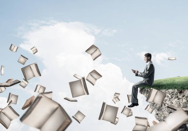 Genç işadamı ile smartphone elinde mavi gökyüzünde adada yüzen