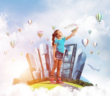 Yüzen adada kağıt uçak atan tatlı bir kız.