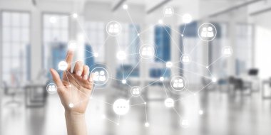 Ekranda iş kadını el ele tutuşması konseptini kapat