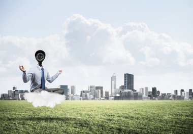 Zarif iş adamı kafa yerine bulutların ve kameraların üzerinde yüzüyor.