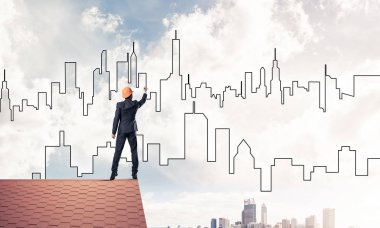 Mühendis, evinin çatısına geri döndü ve şehri çiziyor. Karışık ortam