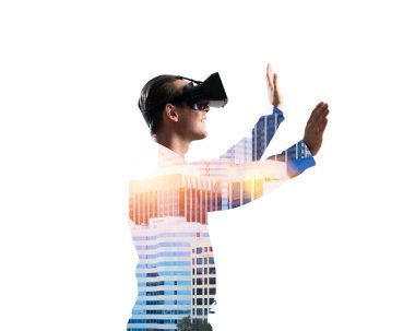 Sanal gerçeklik kulaklığı olan genç bir adam ya da şehrin arka planında 3 boyutlu gözlüklü.
