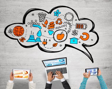 Ellerinde cihazlar bulunan bir grup insan, iletişim ve ağın sembolü olarak birlikte çalışıyor.