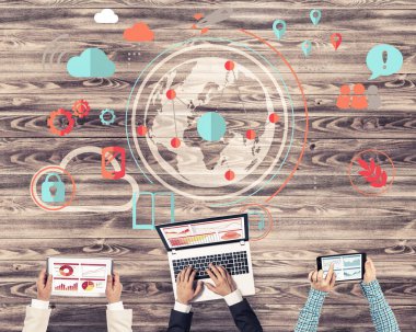 Ellerinde cihazlar bulunan üç kişilik bir grup iletişim ve ağ oluşturma sembolü olarak birlikte çalışıyor.