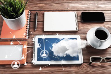 Ofis eşyaları, sosyal ağ bağlantıları ve yukarıda ofis hayatının sembolü olan modern işyeri görüşü. Karışık ortam.