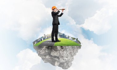 Mühendis adam mavi gök yeşil yüzen ada üzerinde ayakta