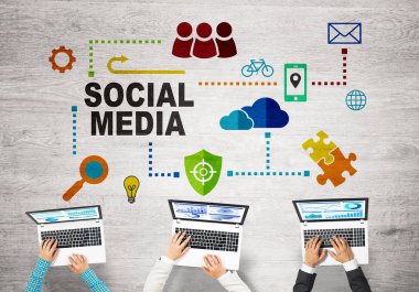 Ellerinde cihazlar bulunan üç kişilik bir grup iletişim ve ağ oluşturma sembolü olarak birlikte çalışıyor.