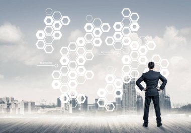 İş simgeleri ve grafikleriyle şehir planında genç işadamlarının arka planı