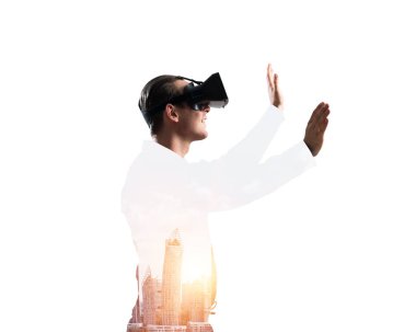 Sanal gerçeklik kulaklığı olan genç bir adam ya da şehrin arka planında 3 boyutlu gözlüklü.