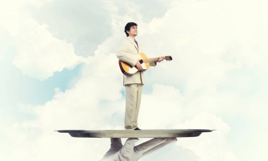 Gitar çalan garsonun eli sunar.