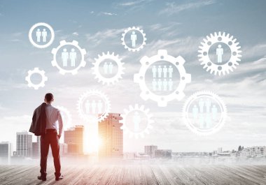 Modern şehir manzarası ve vites bağlantısı fikrine bakan işadamlarının arka planı