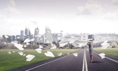 İş kadını kıyafetli kafa silah tutmak yerine İzleyicisi ile ayakta kağıt uçaklar güzel manzara ile arka plan üzerinde uçan arasında yol üzerinde çarpı işareti.