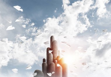 Açık havada, arka planda güzel manzarası olan uçan kağıt uçaklar arasında yer alan yüksek ve büyük taş sütunların resmi. Duvar kağıdı, telif alanı olan arkaplan.