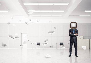 İş başına silah tutmak yerine eski bir Tv ile takım elbiseli adamı dururken kağıt uçaklar ofis binası içinde uçan arasında geçti. 3D render.